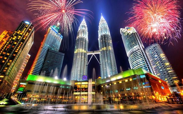 Tòa tháp đôi Petronas - biểu tượng của Kuala Lumpur và Malaysia trong&nbsp;hành trình tour&nbsp;Singapore - Malaysia 6N5Đ