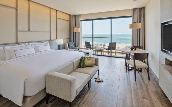 phòng ngủ 1 giường đôi và view hướng ra ngoài biển