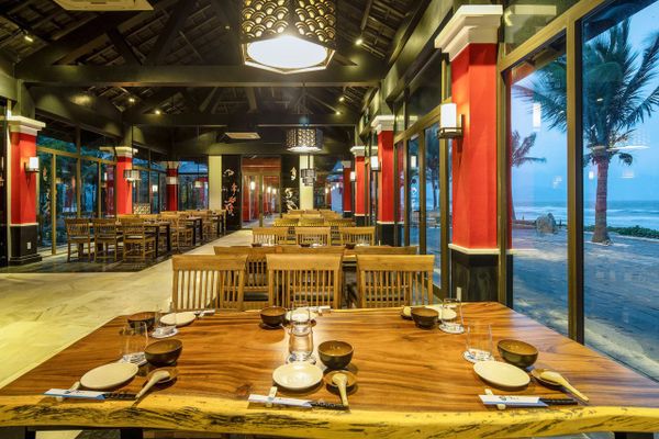 hồ bơi vô cực có tầm nhìn ra biển, có ghế ngồi tắm nắng