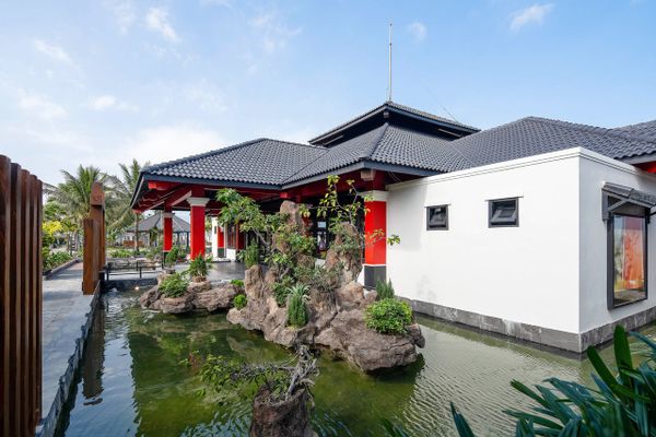 đền nhật bản có mái ngói đỏ, cửa màu đỏ
