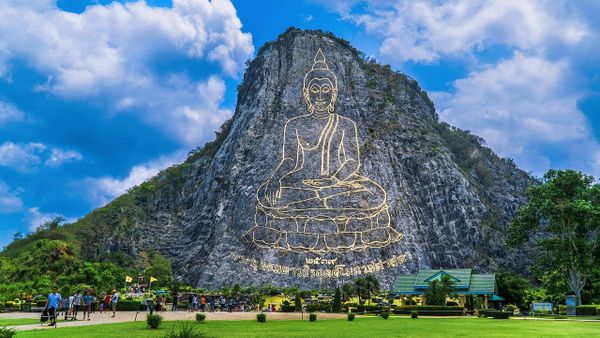 Tham quan Núi Tượng Phật Vàng Thái Lan