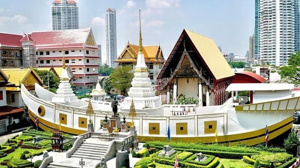 Tham quan Chùa thuyền Wat Yannawa trong hành trình tour Bangkok - Pattaya 5N4Đ