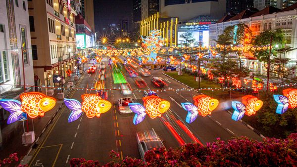 khu ẩm thực Chinatown với vô số món ăn đường phố và đặc sản nổi tiếng trong hành trình tour Singapore 4N3Đ