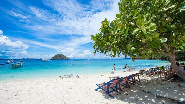 Thư giãn trên bãi biển Banana Beach trong hành trình tour&nbsp;Phuket - Vịnh Phang Nga 4N3Đ tại Thái Lan