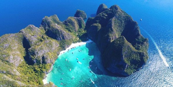 Tham quan đảo Phi Phi trong hành trình tour&nbsp;Phuket - Vịnh Phang Nga 4N3Đ tại Thái Lan