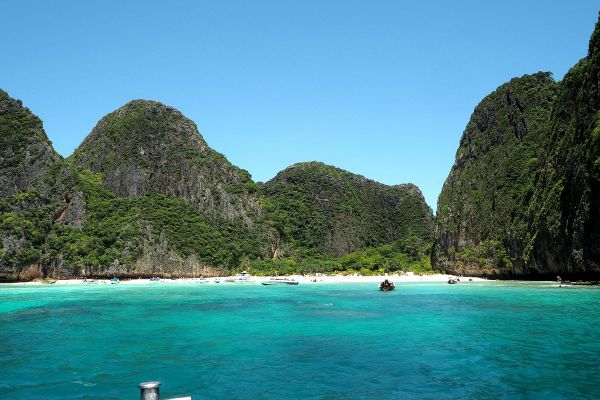 Tham quan vịnh Maya trong hành trình tour&nbsp;Phuket - Vịnh Phang Nga 4N3Đ tại Thái Lan