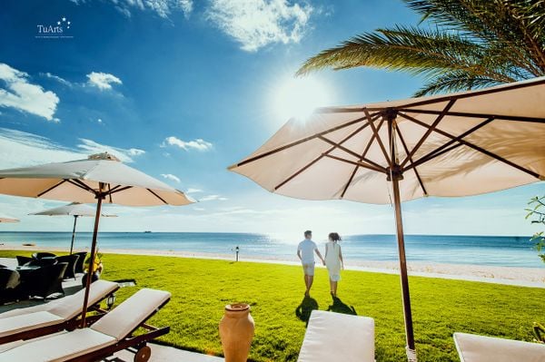 cặp đôi đang tham quan khu nghỉ dưỡng VinOasis Phú Quốc