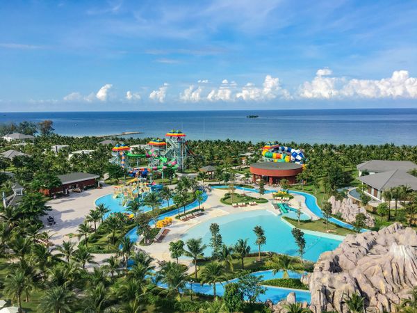 Hồ bơi ngoài trời tại VinOasis Phú Quốc Resort