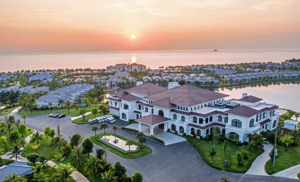 Melia Vinpearl Discovery Coastalland Phú Quốc bên bờ biển nhìn từ trên cao