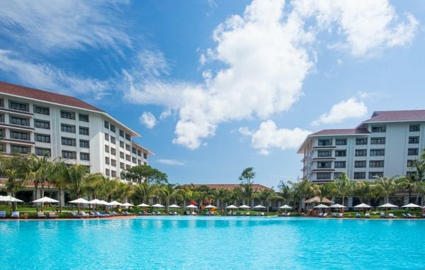 Vinpearl Phú Quốc Resort & Spa với hồ bơi ngoài trời view biển nhìn từ trên cao