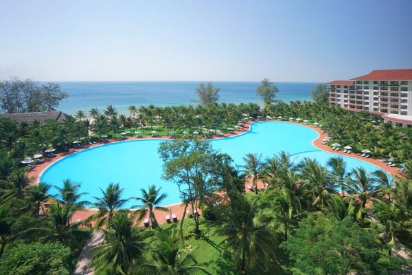 Vinpearl Phú Quốc Resort & Spa với hồ bơi ngoài trời view biển nhìn từ trên cao