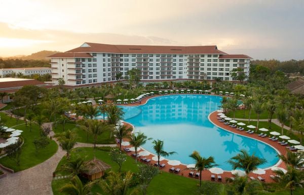 Vinpearl Phú Quốc Resort & Spa với hồ bơi ngoài trời view biển nhìn từ trên cao