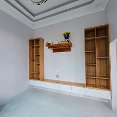 Hoàn thiện tủ TV treo, bếp full trắng nhà a Tý Số 9- Cam Ranh