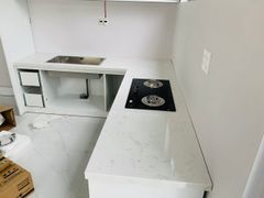 Hoàn thiện tủ TV treo, bếp full trắng nhà a Tý Số 9- Cam Ranh