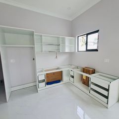 Hoàn thiện tủ TV treo, bếp full trắng nhà a Tý Số 9- Cam Ranh