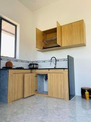 Lắp chỉ viền và cánh cho bếp dưới khung bê tông 01