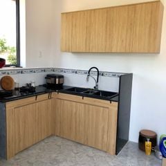 Lắp chỉ viền và cánh cho bếp dưới khung bê tông 01