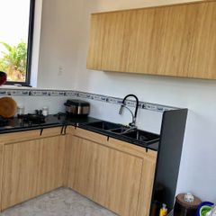 Lắp chỉ viền và cánh cho bếp dưới khung bê tông 01