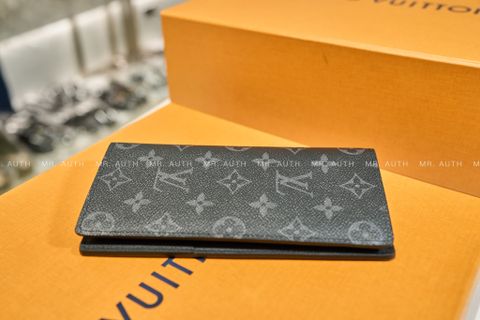  Louis Vuitton Brazza Wallet. 