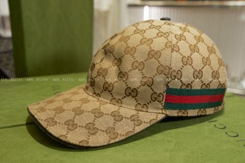  Gucci GG Canvas Baseball Hat. 