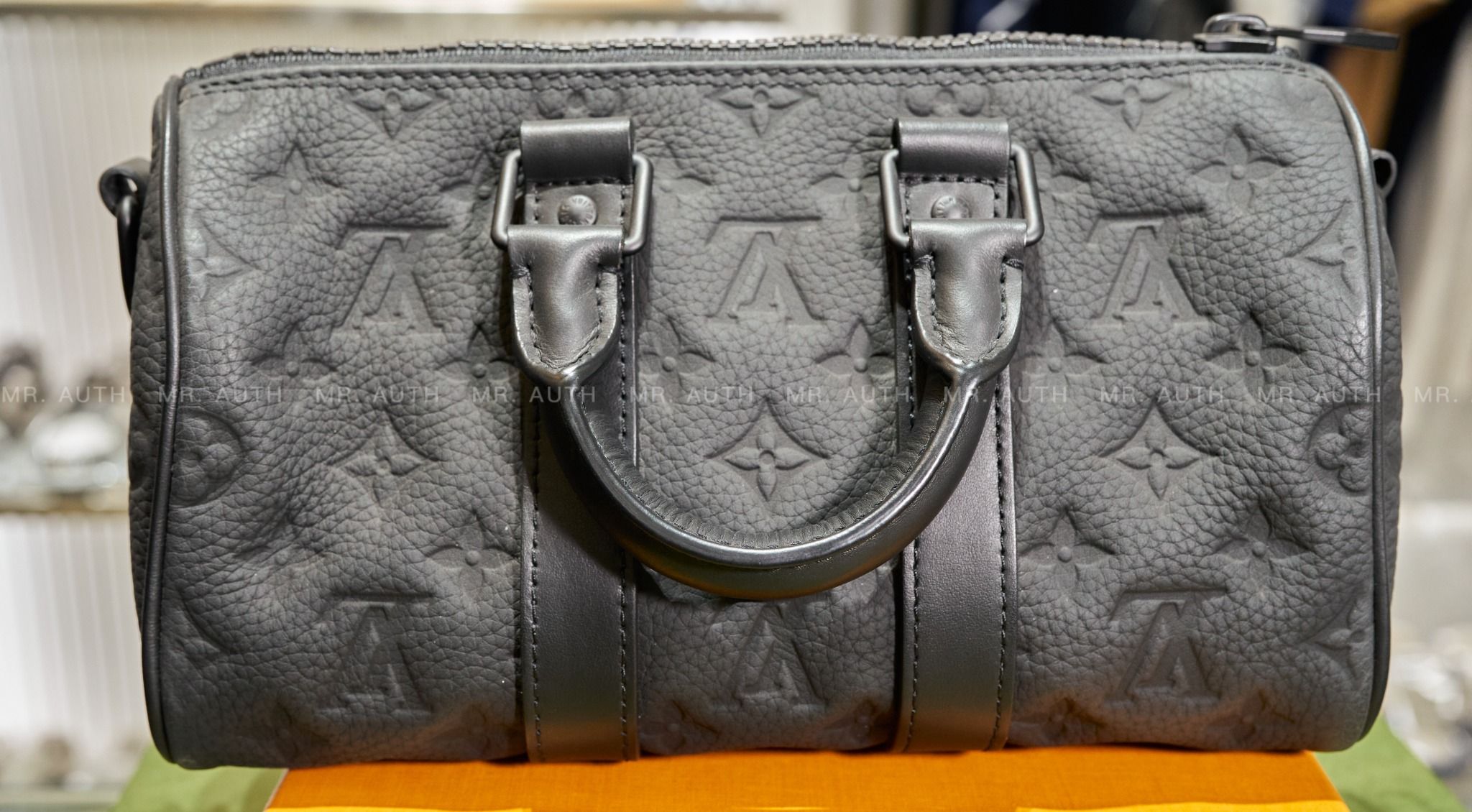 Louis Vuitton Keepall Bandoulière 25 Bag.