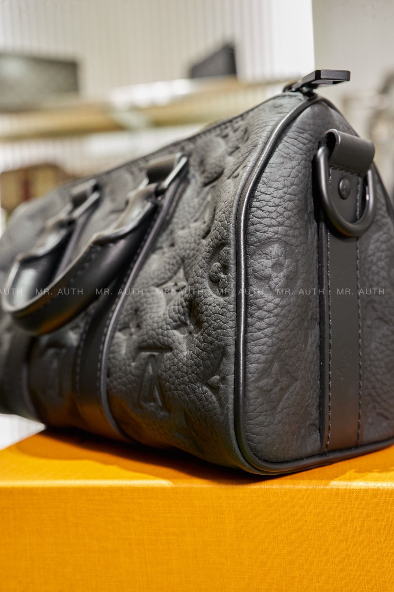 Louis Vuitton Keepall Bandoulière 25 Bag.
