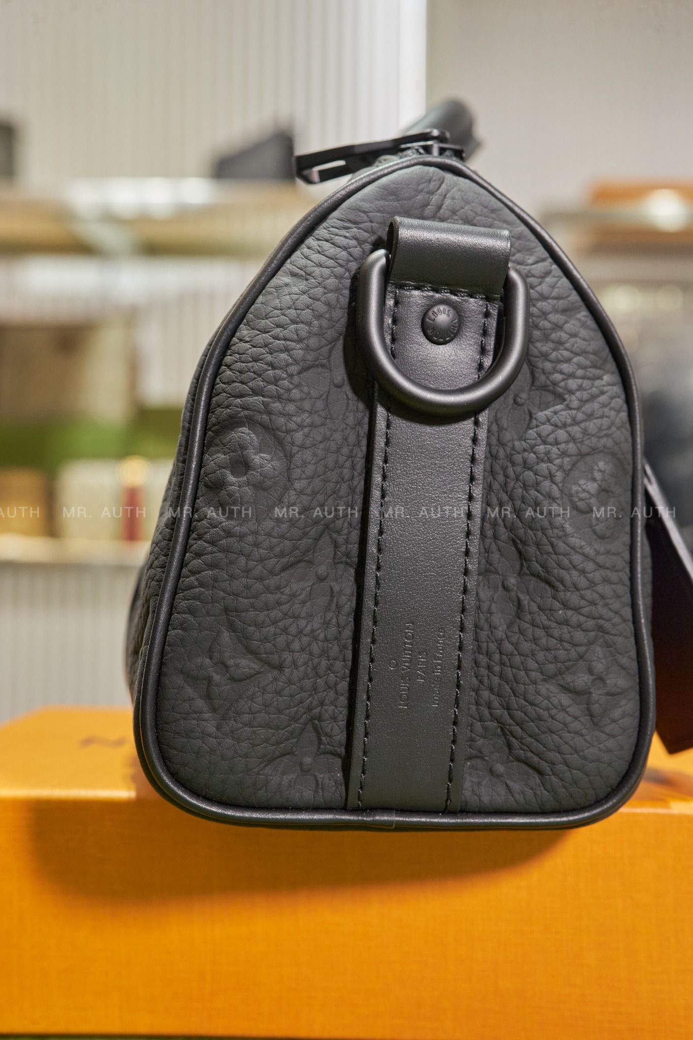 Louis Vuitton Keepall Bandoulière 25 Bag.