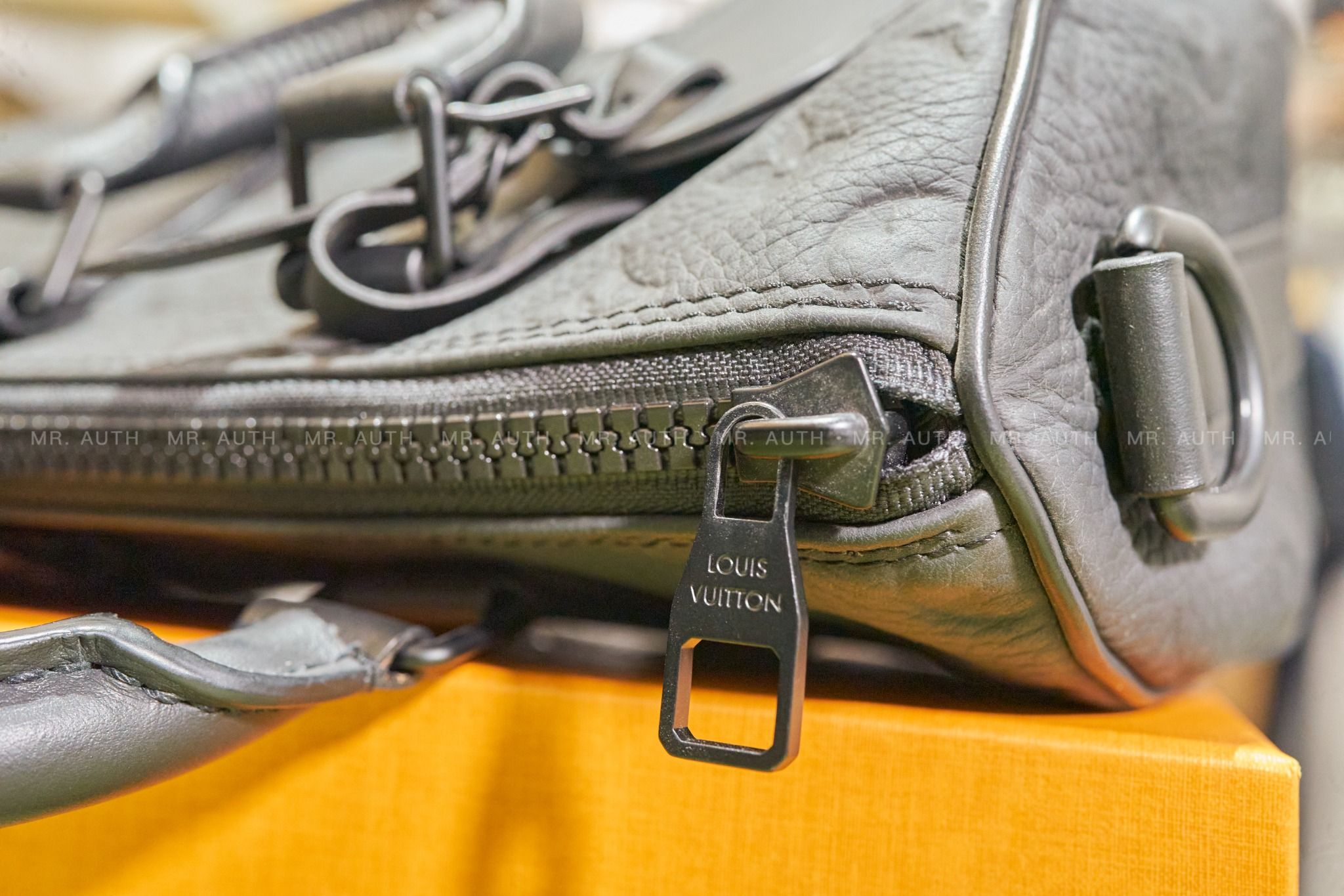 Louis Vuitton Keepall Bandoulière 25 Bag.