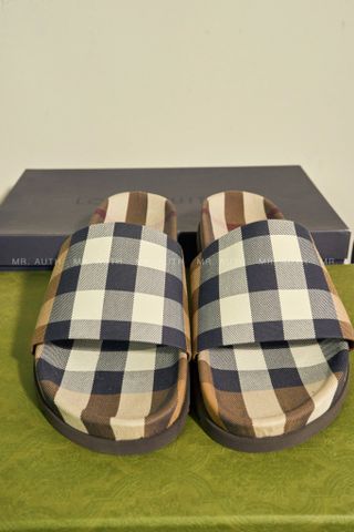  Dép Burberry Checked Slides. 