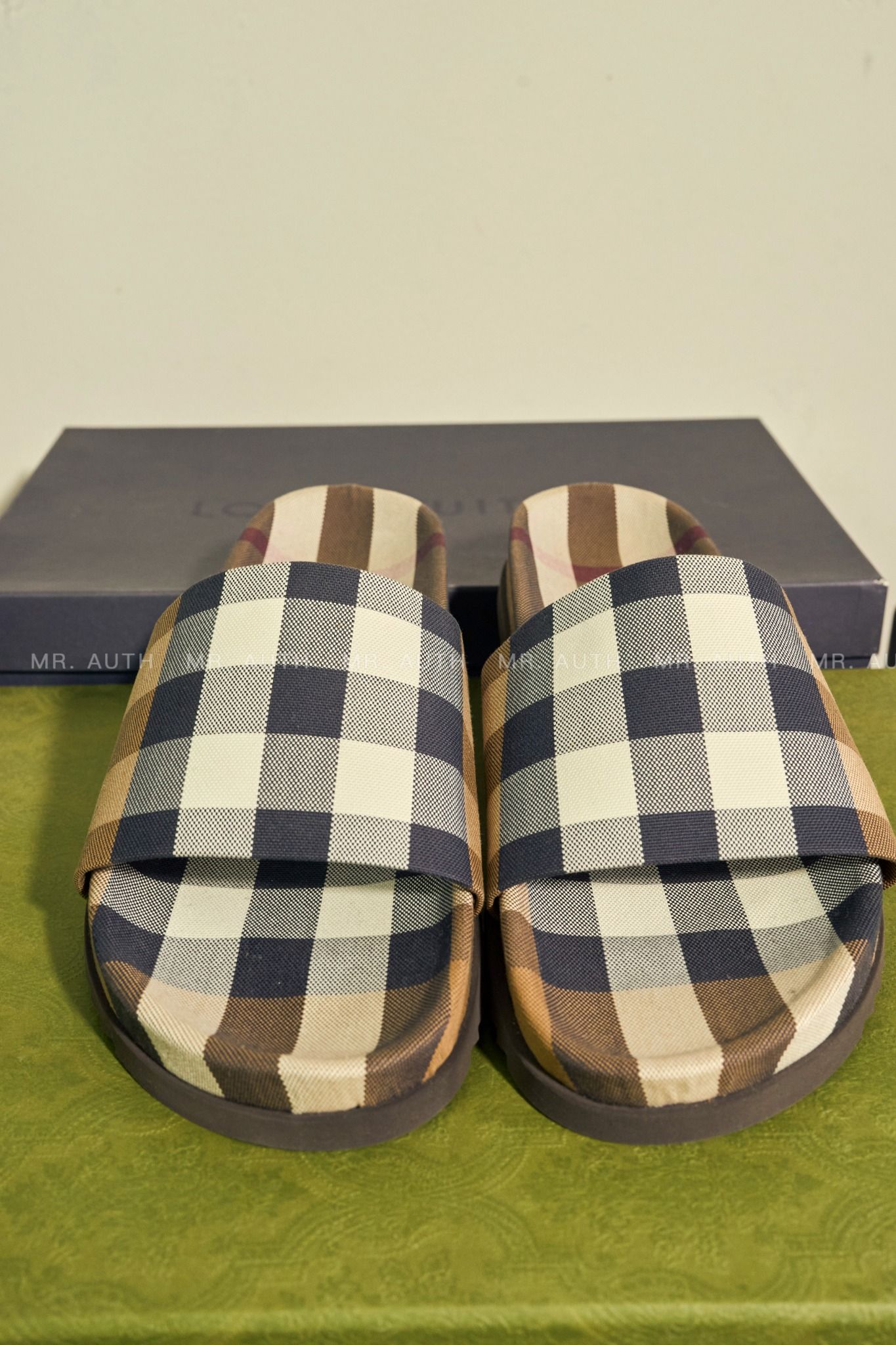 Dép Burberry Checked Slides.