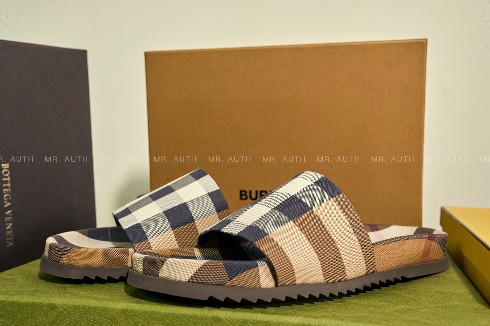 Dép Burberry Checked Slides.