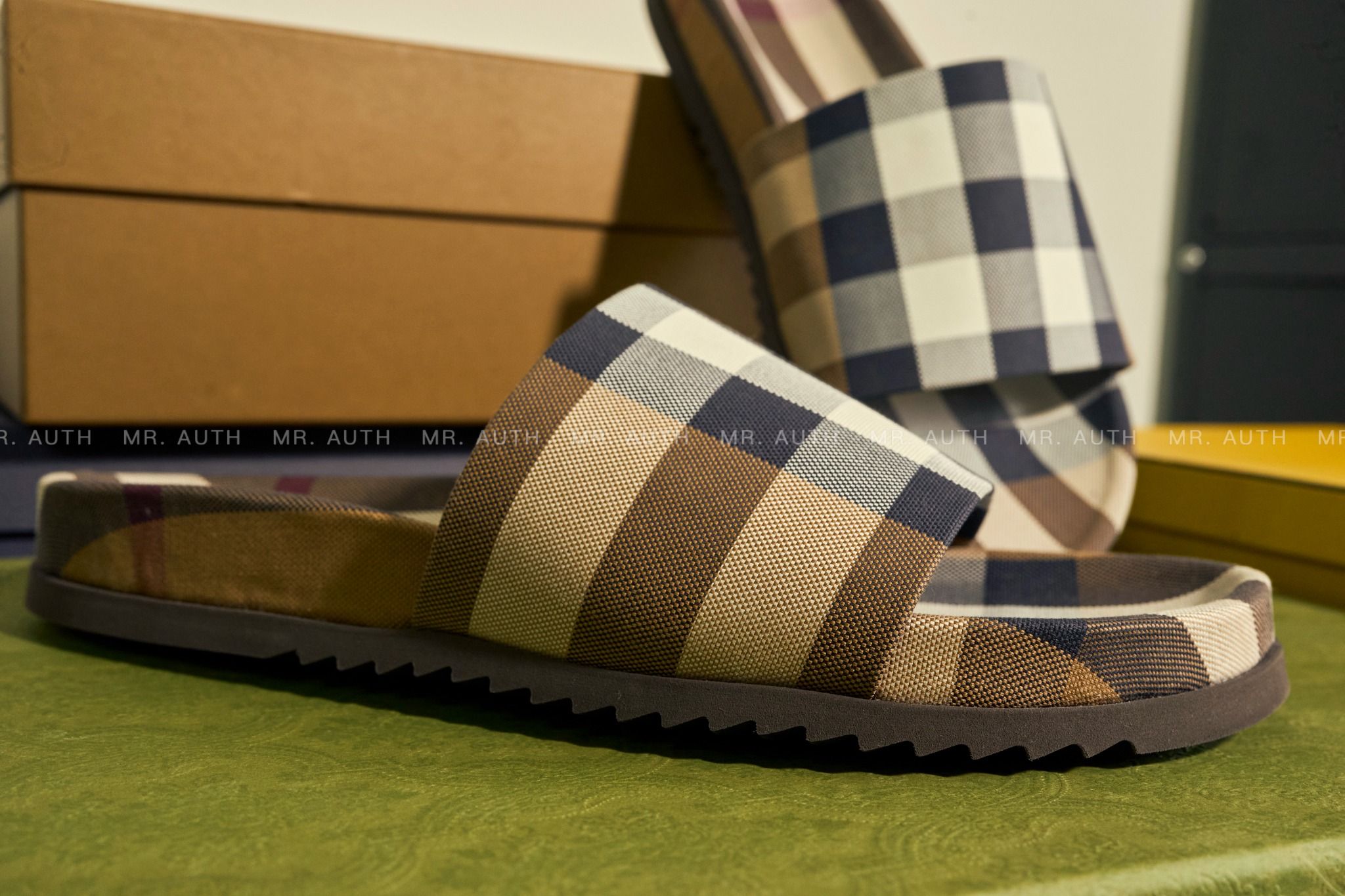 Dép Burberry Checked Slides.