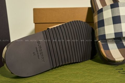  Dép Burberry Checked Slides. 