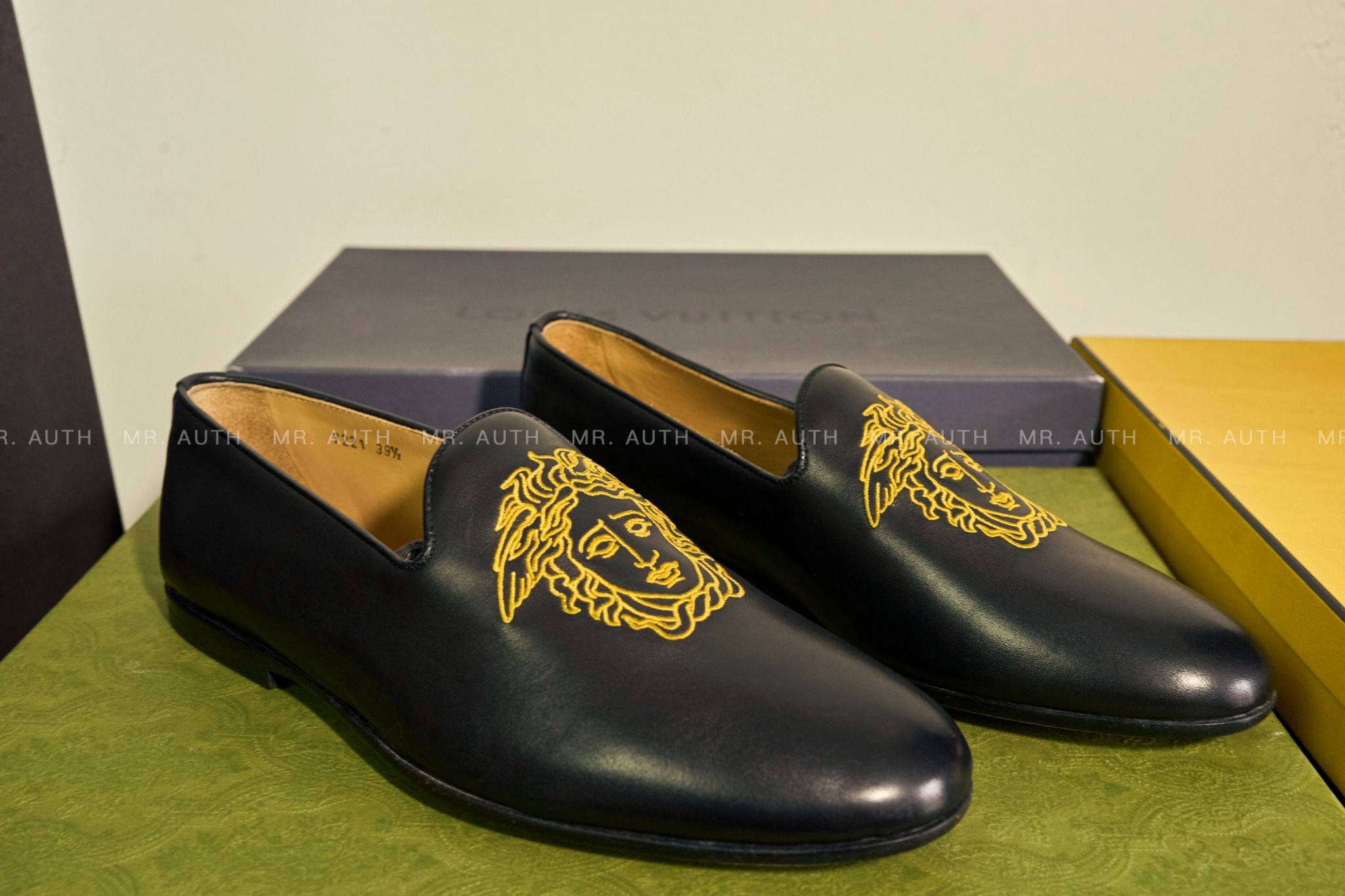 Giày Versace Black Leather Loafer.