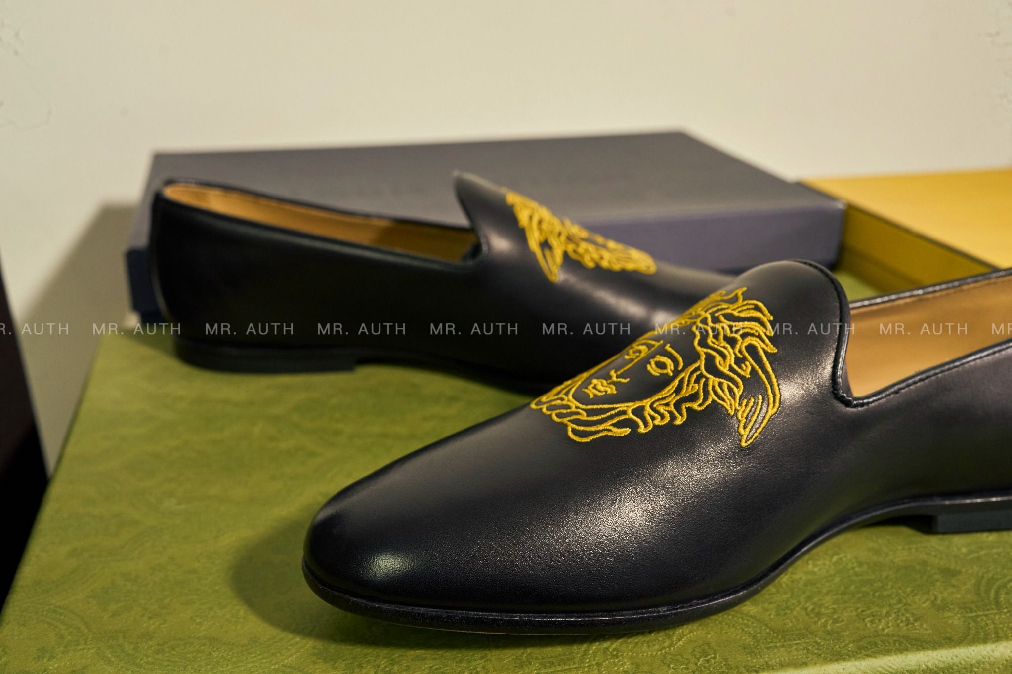Giày Versace Black Leather Loafer.
