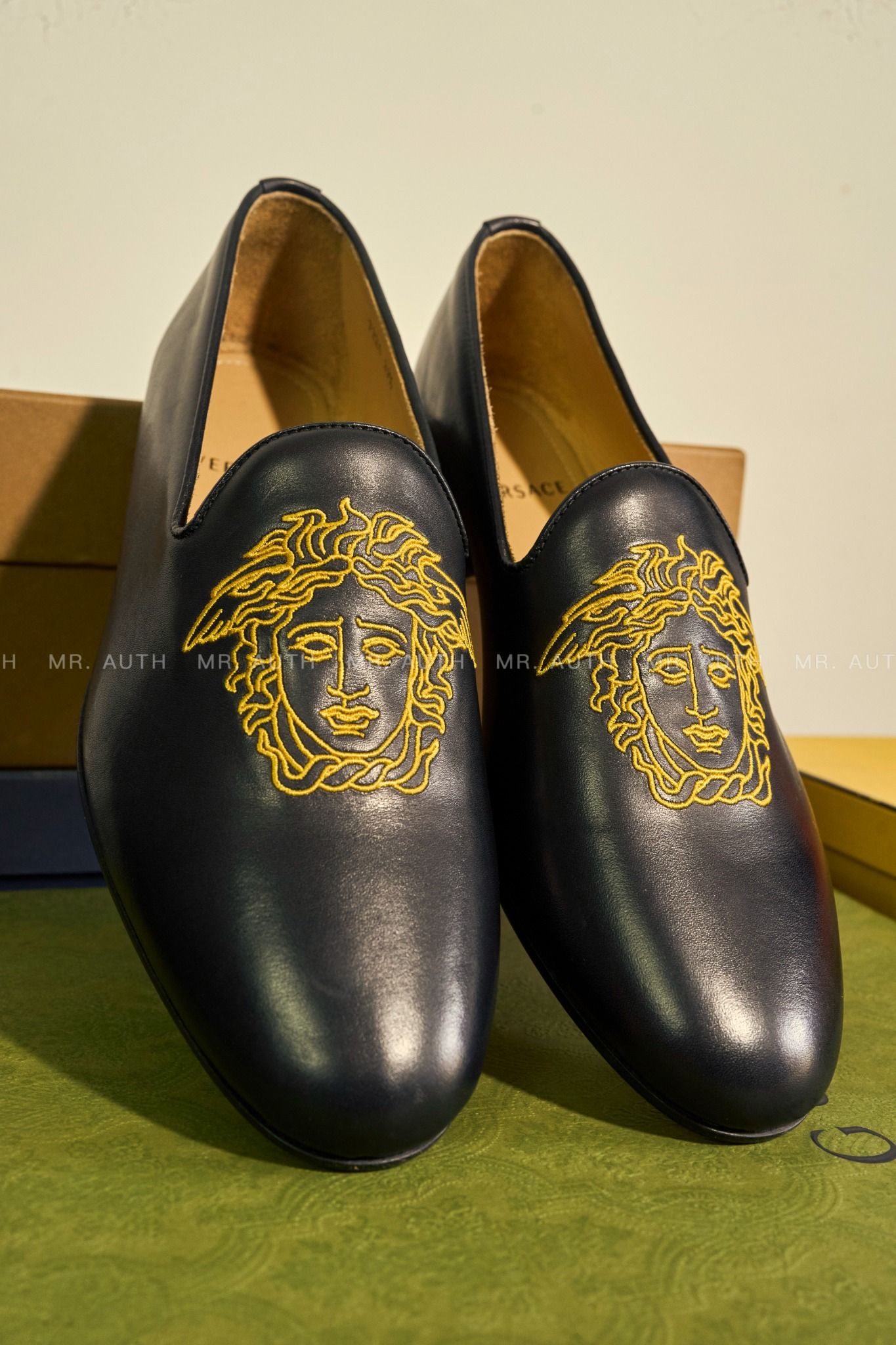 Giày Versace Black Leather Loafer.