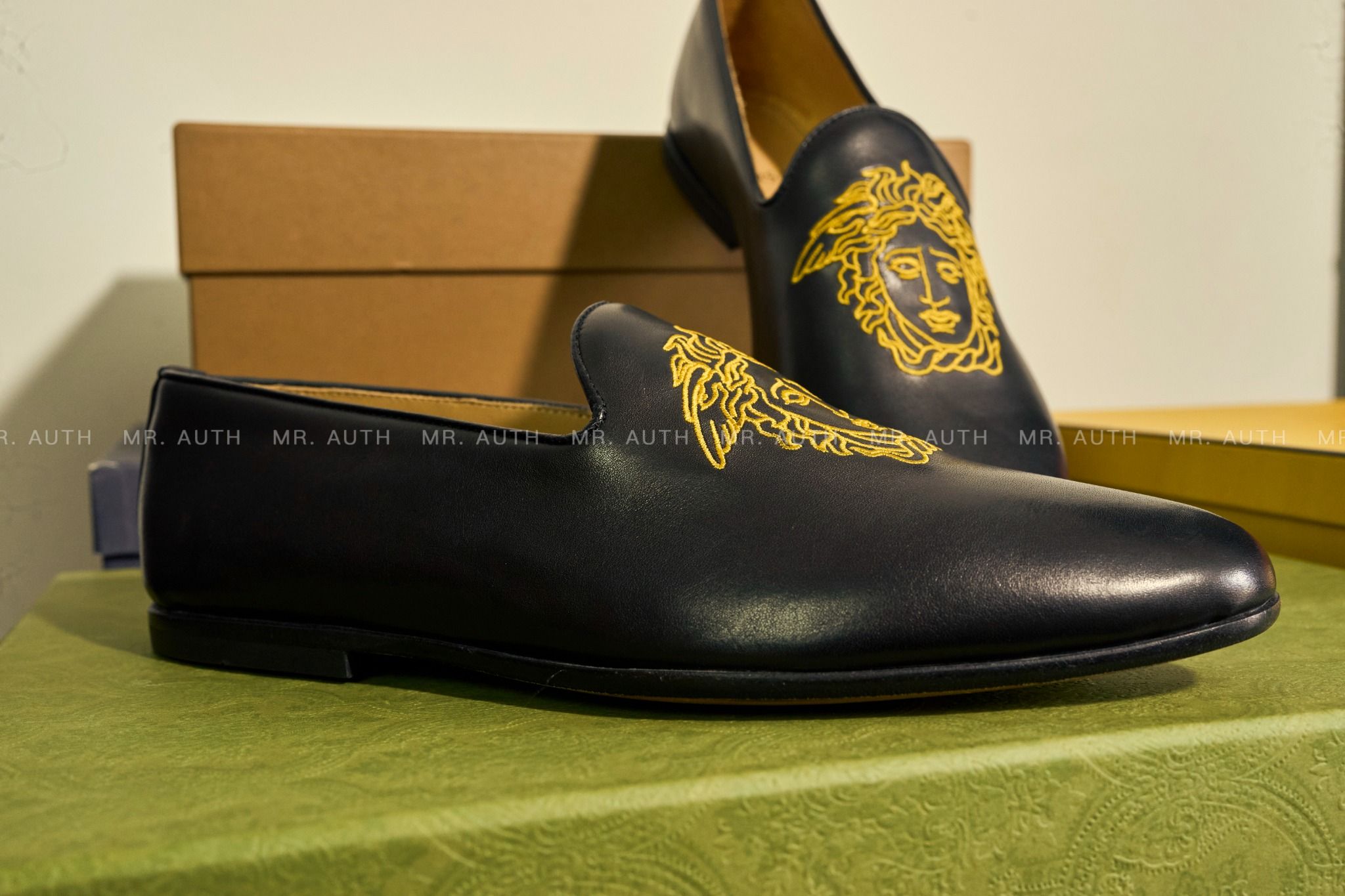 Giày Versace Black Leather Loafer.