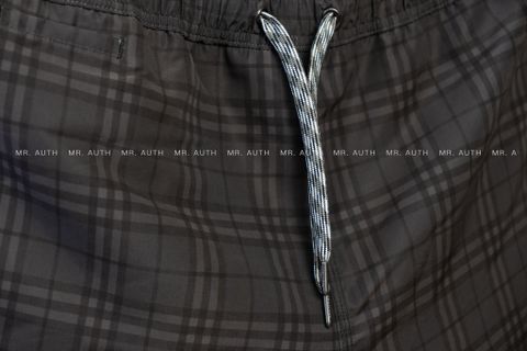  Quần Burberry Martin Checked Swim Short. 