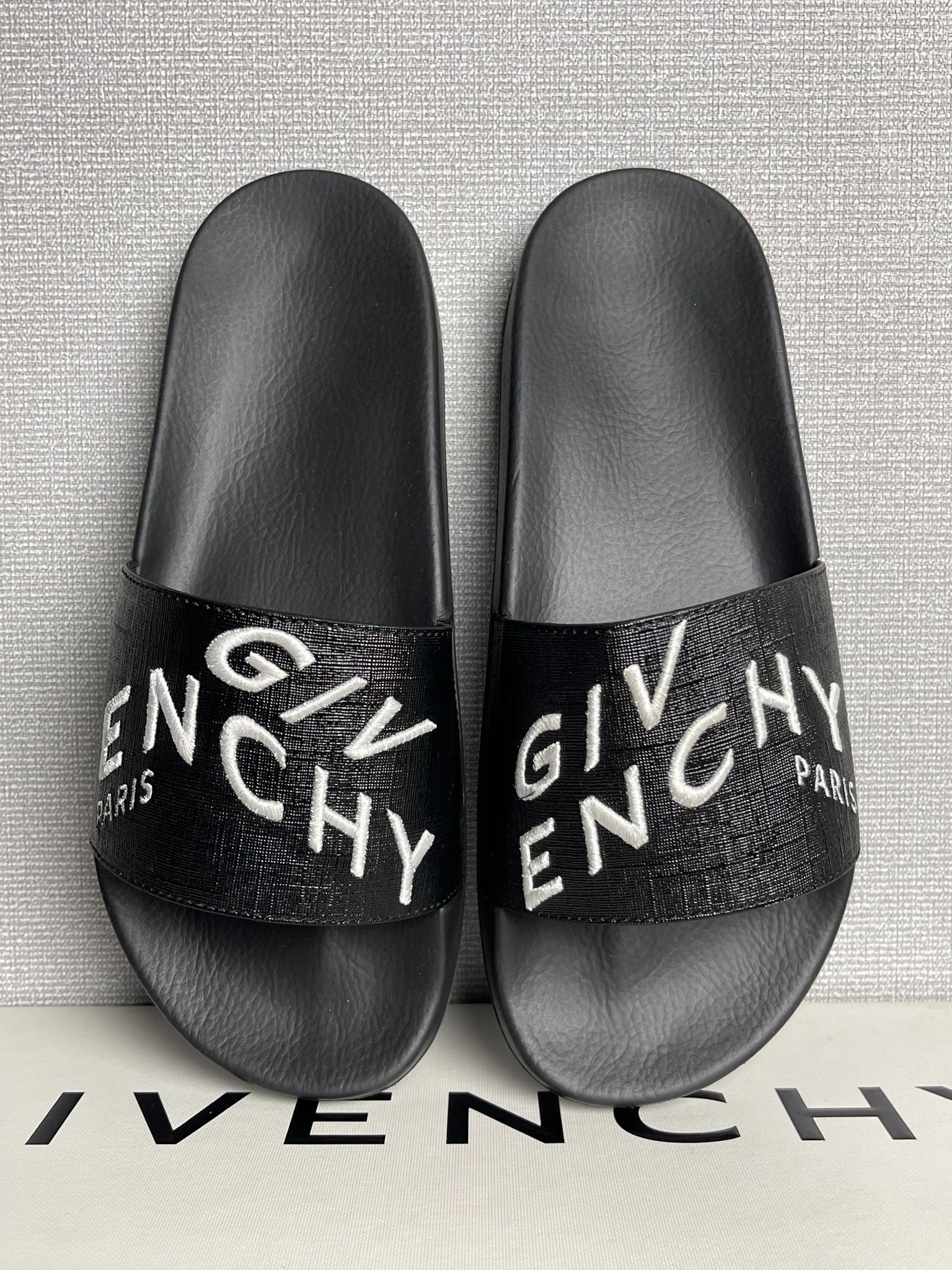 Dép Givenchy Embroidered Flat Sandals.