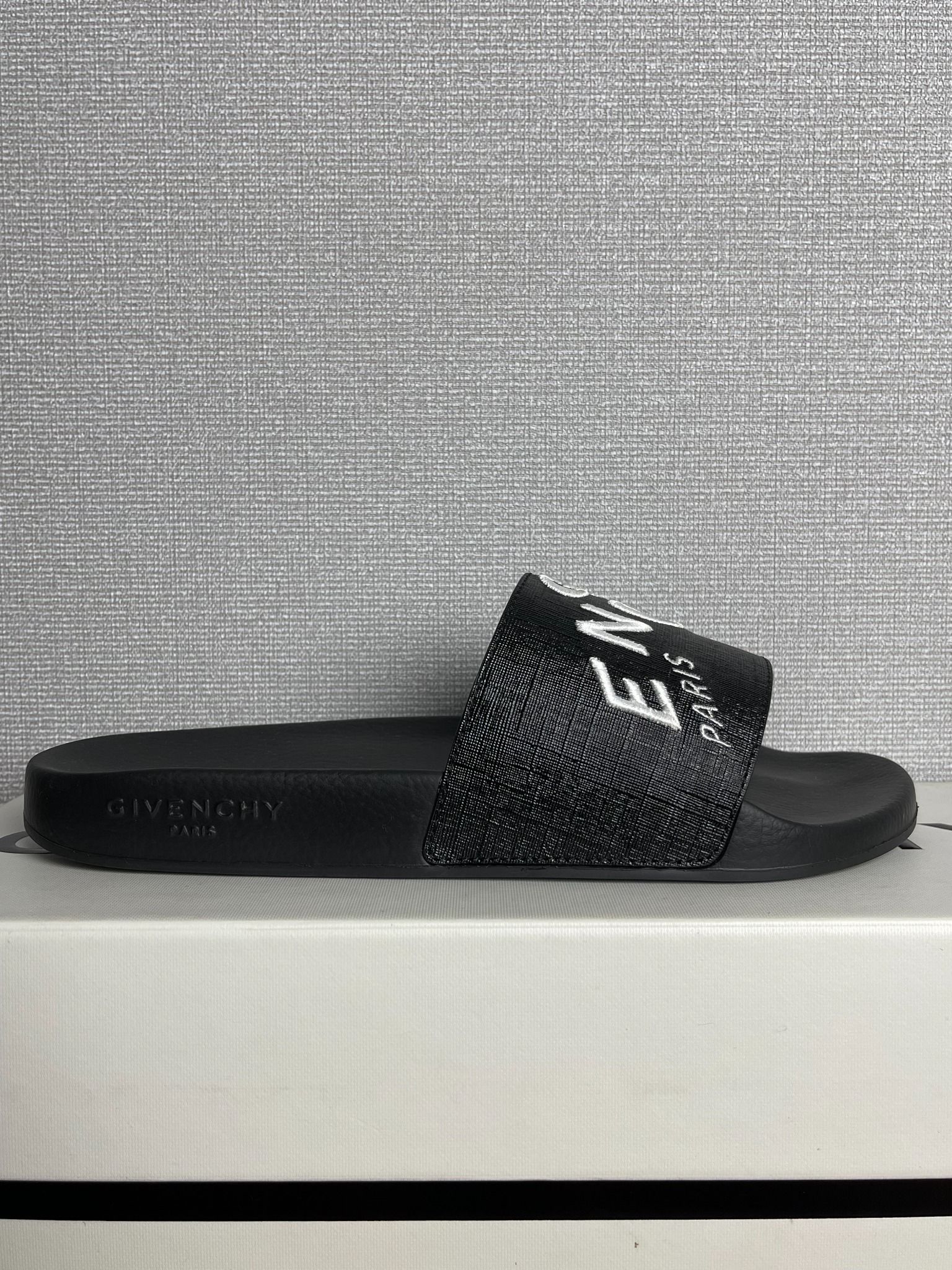 Dép Givenchy Embroidered Flat Sandals.