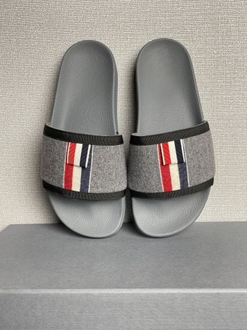  Dép Thom Browne Terry Cloth Rubber Slide Sandals. 
