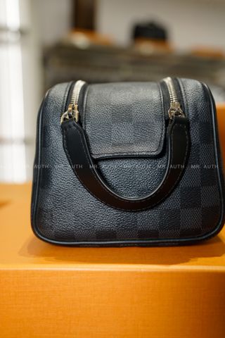  Louis Vuitton Dopp Kit Toilet Pouch. 