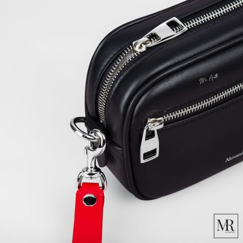  Túi Alexander McQueen Leather Pouch Bag. 