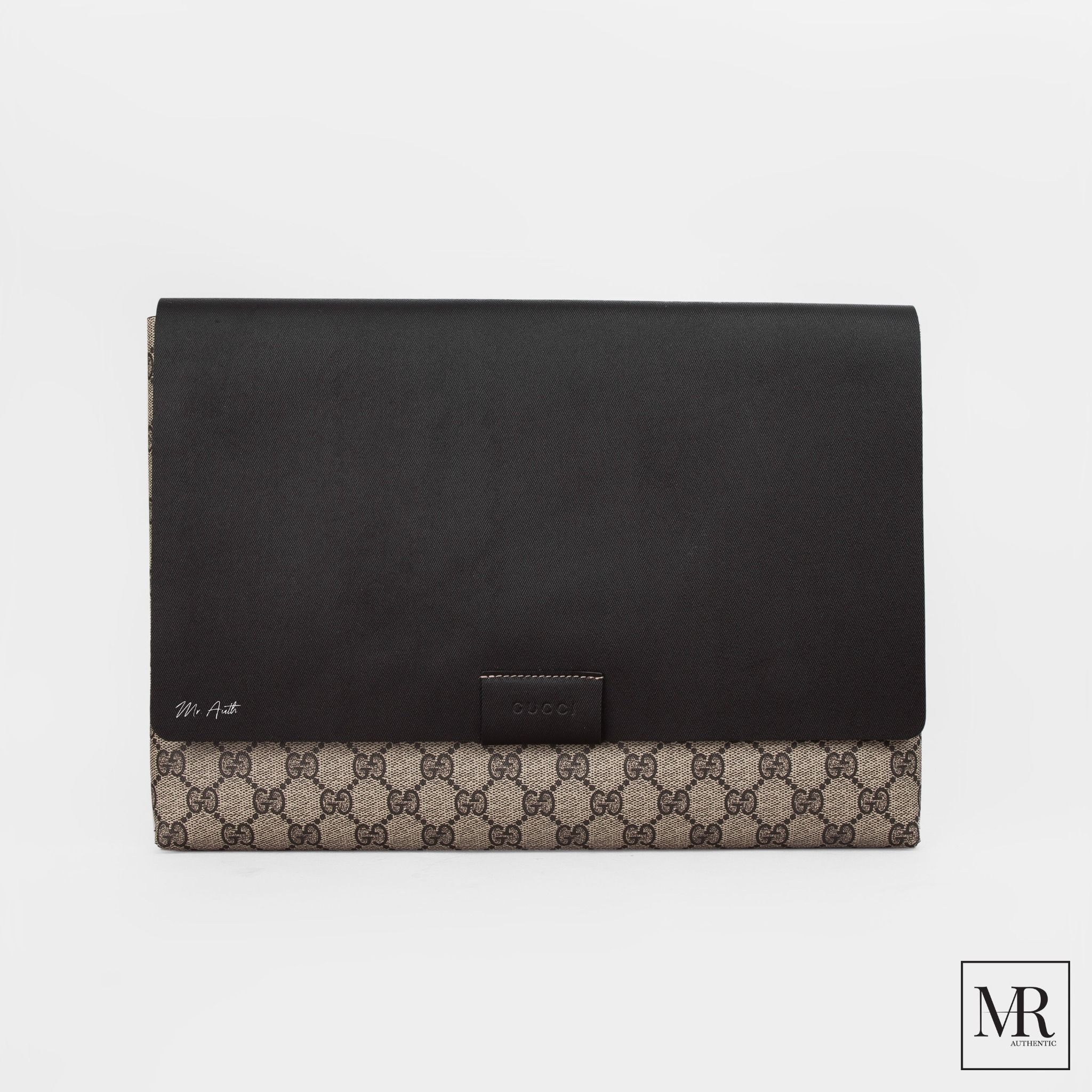 Ví Gucci GG Supreme Pouch.