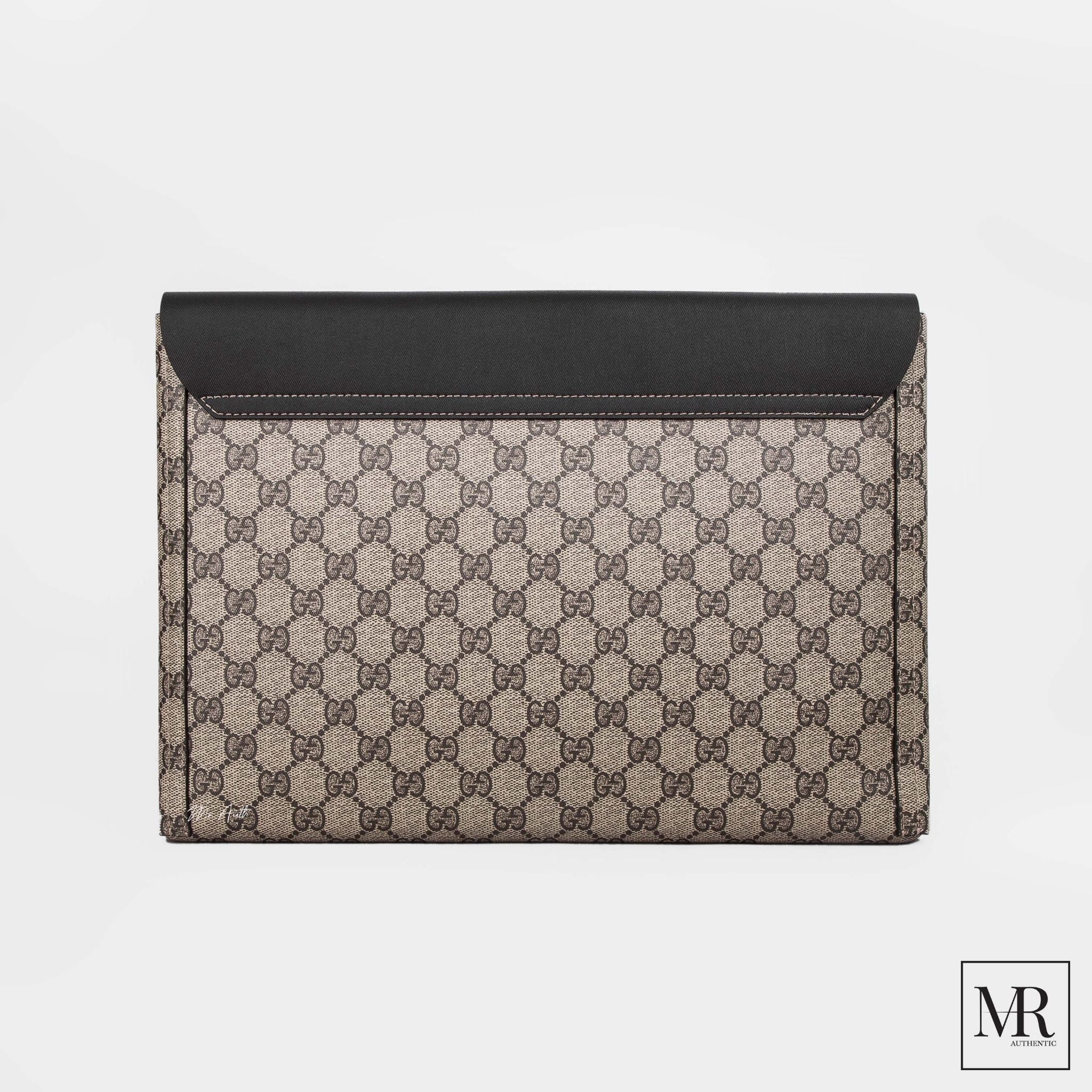 Ví Gucci GG Supreme Pouch.