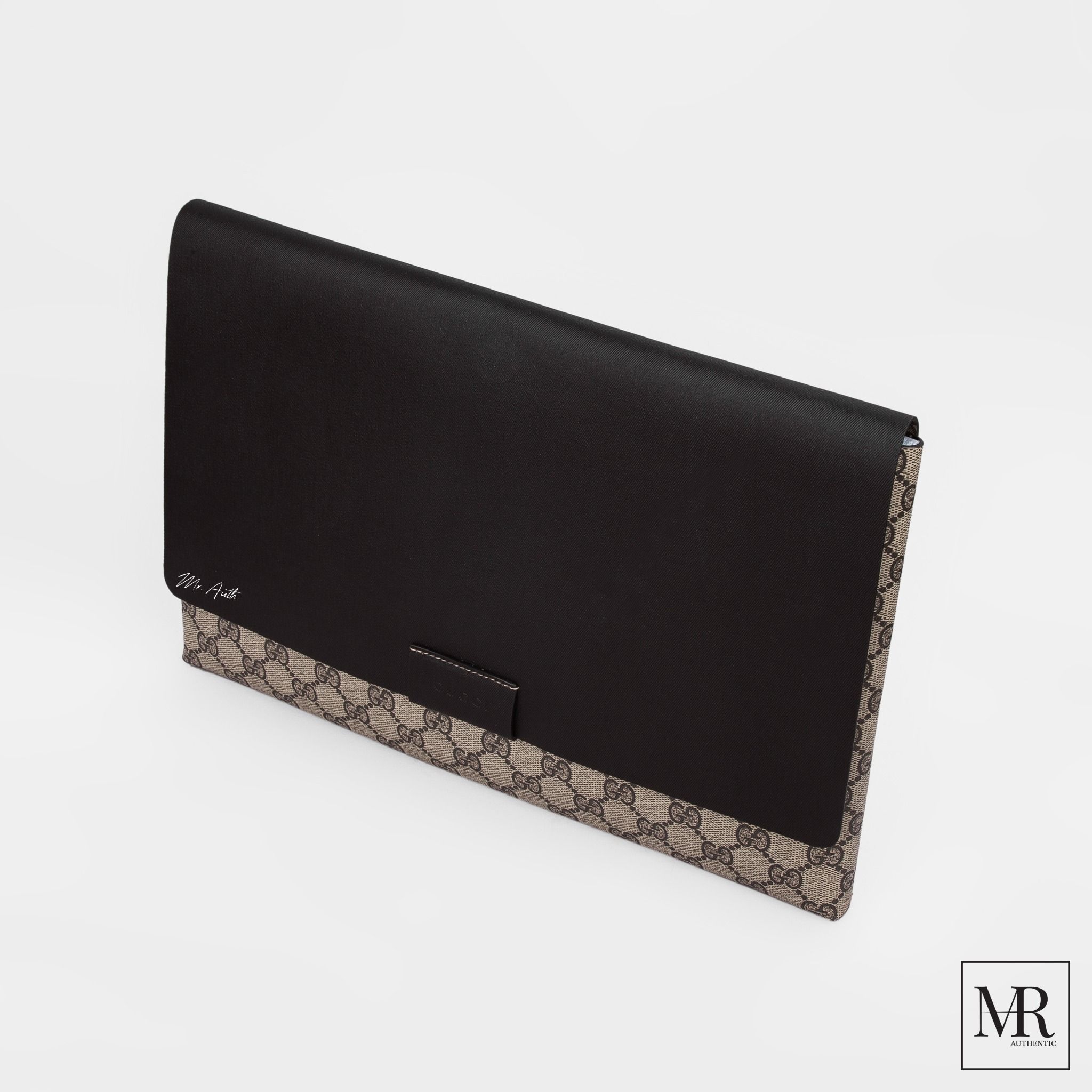 Ví Gucci GG Supreme Pouch.