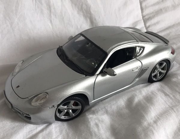 Xe mô hình Porsche Cayman S tỉ lệ 1:18