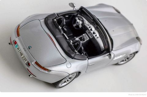  M36896- 1:18 BMW Z8 - mau bac 