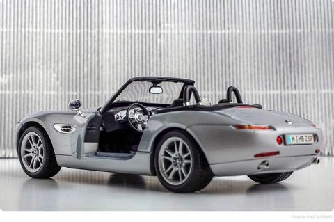  M36896- 1:18 BMW Z8 - mau bac 
