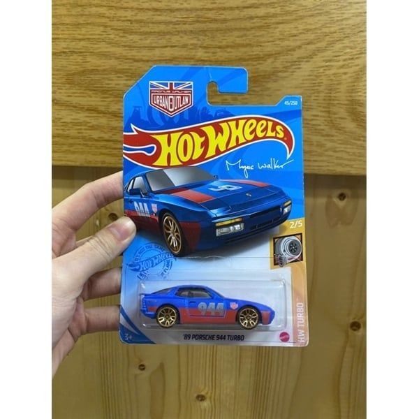 Mô hình xe HCM38 Hot Wheels Basic Car '89 Porsche 944 Turbo màu xanh